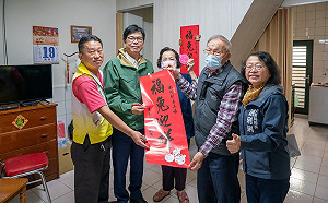 年前慰訪城中城受災戶  陳其邁長提前拜年與關懷
