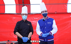 (影)朱立倫除夕化身「阿仁師」 拜師下廚送祝福  