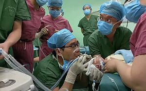 連才出生10天的寶寶都大白肺!  河南醫生跪地吹氣搶救