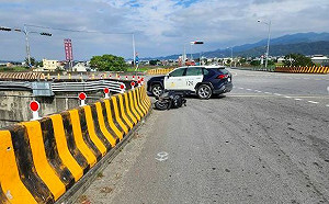 台72線騎士自撞噴飛！墜3樓高路橋