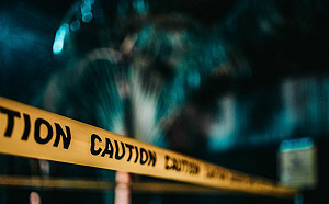 轎車自撞後起火！警消馳援驚見焦屍