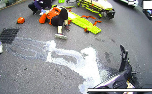 婦人採辦年貨遇車劫 現場豆漿灑出成人形