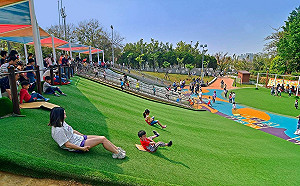 市區也可以滑草 春節連假嘉市特色公園讓小孩放電