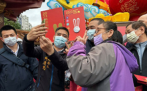 侯友宜初一至板橋慈惠宮及接雲寺參拜