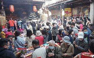 大年初一萬和宮萬頭攢動  歡喜過新年熱鬧非凡