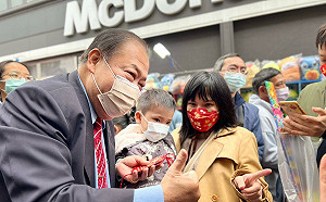 馬公城隍廟一條街市集春節重啟  陳光復福袋搶手