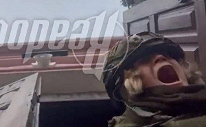 (影)俄羅斯女記者與俄軍拍宣傳片 遭烏克蘭軍隊迫擊砲炸傷倒地尖叫