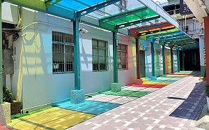 新北捷運鶯歌車站「彩虹通廊」年節打卡拍照新景點 