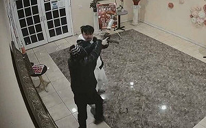 (影)美除夕夜舞廳槍擊案釀11死 26歲男子40秒英勇奪槍救場被讚英雄