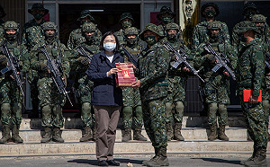 蔡英文視察航特部  期勉戮力戰備讓國人安心過年