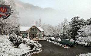 屋頂積厚雪！南橫達冰點成銀白世界