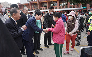 3訪台中萬和宮 逾500鄉親排隊領賴清德福袋