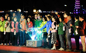 2023高雄燈會磅礡登場 首日30萬人嗨翻蓮池潭