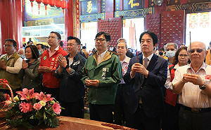 南下參香發福袋 賴清德期許陳其邁帶領高雄成台灣火車頭