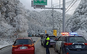 台中下雪了！台7甲線思源埡口白茫茫