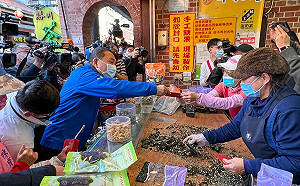 侯友宜初八訪深坑現人潮  歡迎兔(to)新北各商圈迎新春   