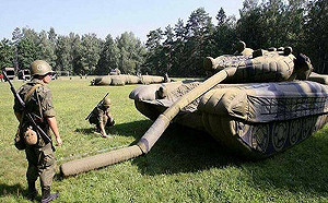 誘敵戰術？俄軍部署「充氣坦克」魚目混珠 烏笑噴：軟掉了 