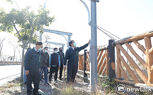 人行道太陽能板鋼柱倒塌  黃偉哲責令限期改善否則嚴懲送辦