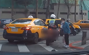 警察親自示範台灣行人地獄？無視老婦人直接右轉 大安分局堅稱：沒違規