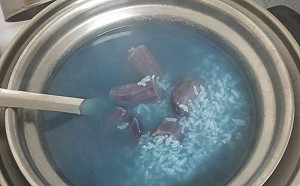 她煮出藍色孟婆粥！內行曝關鍵食材