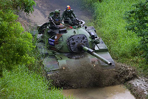 抖音驚見現役國軍與武器照流傳 八軍團:招募士官軍服照遭冒用