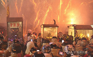 台南鹽水蜂炮開炸 遊客湧入搶體驗