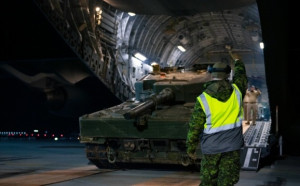 主戰坦克來了！第一輛運往烏克蘭的加拿大「豹2」抵達波蘭