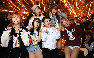 經典賽啦啦隊搶先曝光！盧秀燕率峮峮等女孩逛中台灣燈會