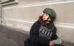 (影) 一聲砲響她就縮一下 ! 美女Youtuber戰場初體驗 網大讚：可愛又勇敢