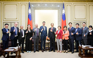 訪團拜會立院 瑞士議員：訪台釋訊息「民主必須勝利」