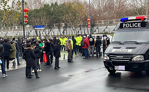 (影) 武漢萬人抗議削減醫保  這「全國性」問題逼中共揮刀割韭菜.... 