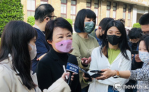 盧秀燕出席院會再贈小禮物 盼政院早日核定中捷及會展中心工程