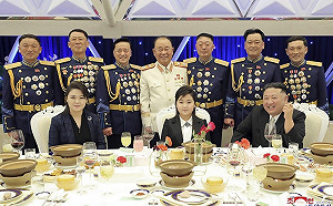 「她」坐C位 金正恩只能晾旁邊？外界臆測北韓「未來領導人」已公開亮相