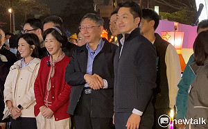 柯文哲攜妻、民眾黨大陣仗逛燈會 蔣萬安現身贈禮後快閃