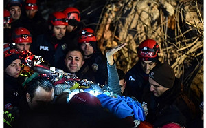 瓦礫堆裡伸出1隻手！土耳其母女埋92小時後獲救