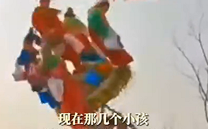 (影) 西安「社火」遊行出意外! 站兩樓高平臺表演撐竿突斷裂 5孩童摔落送醫 