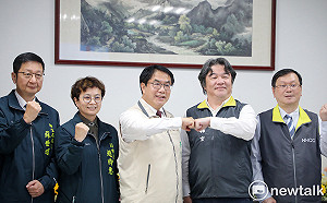 黃偉哲建議常態化新冠疫苗施打 王必勝認同可行並將研議