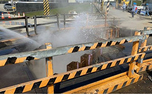 天然氣管線疑遭挖破　熊熊烈焰沖天