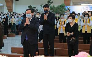 赴佛光山弔唁星雲  鄭文燦：一代宗師理念長存人間