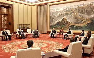 夏立言赴中見王滬寧 矢板明夫諷「各說各話」：猛烈統戰攻勢變尷尬鬧劇