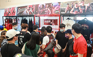 林書豪加盟高雄鋼鐵人首戰 賽前專屬商品球迷搶翻