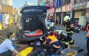 休旅車暴衝連撞2車！輾斃7旬騎士