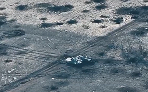 (影) 跟著前面戰車軌跡走 不會再中地雷吧! 俄軍坦克結果又GG了! 