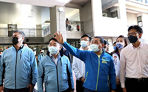 開學日關心學童  侯友宜視察板橋中山國小第二期校改建