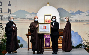 蔡英文親頒褒揚令 逾5萬人夾道跪別星雲大師法身