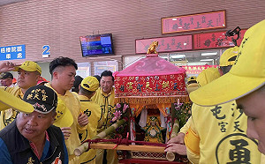 白沙屯媽祖鑾轎撞醫院玻璃  原來有所指示：3匾額掛錯了！