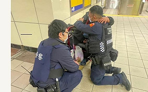 身障婦感謝員警照片令人動容 矢板明夫：生活在和諧溫暖社會很幸福也很幸運