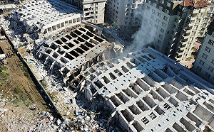 (影)出人命還想逃！ 土耳其豪宅崩塌千人遭活埋 建商在機場遭警逮捕