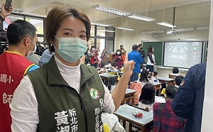 新北教室觸螢安裝未過半 議員黃淑君、李宇翔：市府還在放寒假？ 