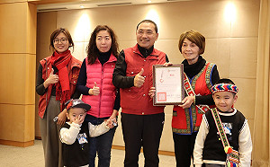 新北優良族語保母陳菊江帶孫獻獎  侯友宜 籲文化種子從家庭萌芽　